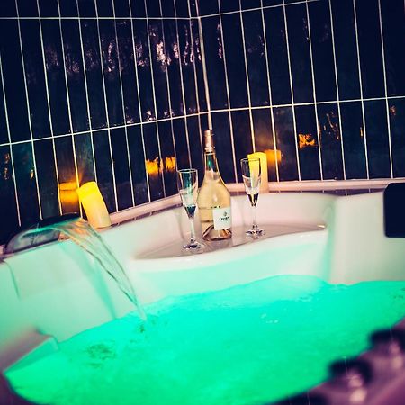 Love Room Du Mont D'Or - Baignoire Spa - Minibar Offert Marseille Exterior photo